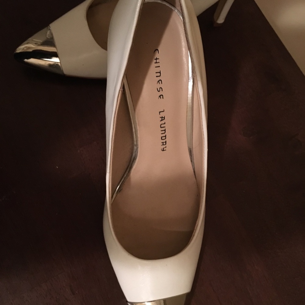 Stylish white pump with silver accent toe size 8